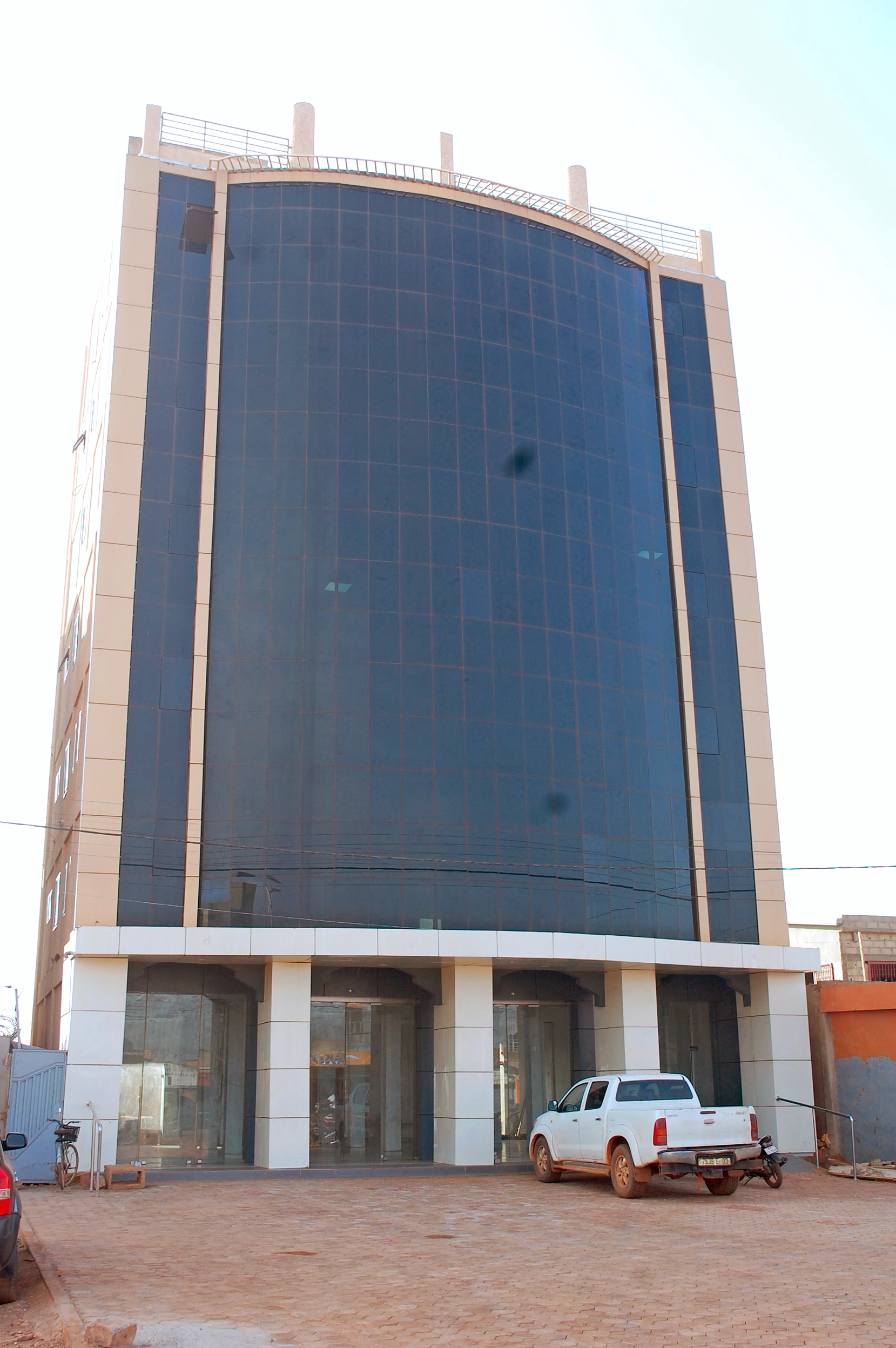 Rue éclairée par lampadaires solaires